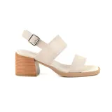 Sandalias negras con textura simil cuero de reptil, con dos tiras anchas sobre el empeine y pulsera con hebilla al tobillo. Taco cuadrado de altura media.