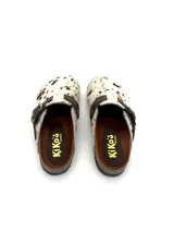 Zuecos Kiko's modelo Austin, con capellada de cuero con estampado animal print de vaca, plantilla de cuero, hebilla de ajuste lateral y suela de goma.