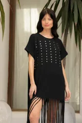 Vestido negro de algodón con corte recto, cuello redondo, mangas cortas, tachas plateadas en el frente y flecos largos en el ruedo.