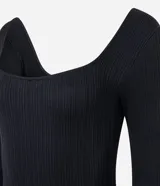 Body de manga larga color verde oliva, confeccionado en tejido acanalado, con escote cuadrado.