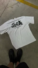 Remera blanca de algodón con estampa en la espalda con el texto "Culture" y una estrella.