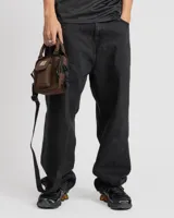 Bolso bandolera Carhartt WIP modelo Essential, color negro, con logo bordado en la parte delantera, correa ajustable para el hombro, asa de mano y cierre con cremallera.