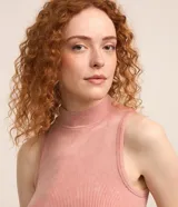 Blusa cropped sin mangas color rosa, de tejido de punto acanalado y cuello alto.