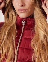 Campera liviana Michael Kors color blanco, con cierre frontal metálico dorado, bolsillos delanteros con cierre, capucha desmontable y avíos metálicos con logo.