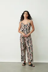 Mono largo de tirantes finos con estampado abstracto en tonos negro, marrón y blanco.