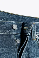Pantalón de jean azul con efecto lavado, tiro medio, corte relaxed, pierna recta y cinco bolsillos.