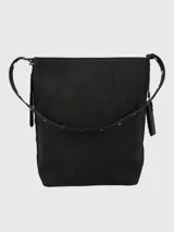 Bolso tipo tote Hush Puppies color negro, con doble asa de hombro y correa bandolera extraíble. Incluye llavero colgante con el logo de la marca.