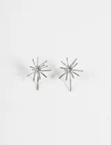 Par de aros tipo stud plateados con diseño abstracto que simula un sol o estrella con puntas irregulares.