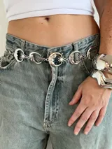 Cadena plateada para cintura con dijes de lunas, fabricada en aleación.