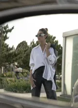 Camisa oversize blanca confeccionada en lino, con cuello camisero clásico, cartera con botones de nácar a la vista y puños con tablitas.