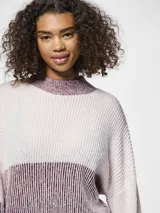 Sweater de punto suave color rosa con bloque de color borgoña en el centro y cuello alto.