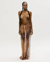 Pollera larga de corte recto, con abertura lateral y estampado abstracto en tonos marrones.