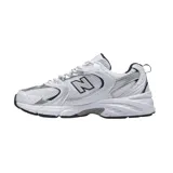 Championes New Balance MR530 color blanco con detalles plateados y azul marino.