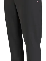 Joggers negros de Tommy Hilfiger, de corte recto y confeccionados en mezcla de algodón y poliéster reciclado. Cuentan con cintura elástica con cordón, dos bolsillos laterales abiertos, un bolsillo trasero de ojal y logo de Tommy Hilfiger bordado en el lateral.