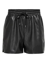Short negro de piel sintética con cintura elástica ajustable con cordón y bolsillos laterales.