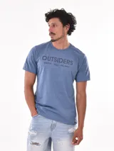 Remera blanca de corte slim fit con estampado frontal de líneas horizontales negras que forman la palabra 'Trust' y la frase 'In Yourself'.