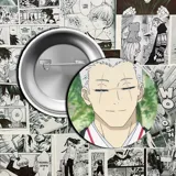 Pin redondo de 3.7cm de diámetro con la imagen de un personaje de anime de cabello blanco y ojos amarillos, con sangre en el rostro, sobre un fondo verde vibrante. El pin está rodeado de recortes de manga en blanco y negro.
