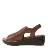 Sandalia de mujer color negro, estilo casual con plataforma. Presenta capellada cerrada con perforaciones decorativas y tira ajustable con hebilla en el talón.