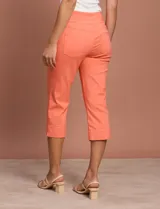 Pantalón capri amarillo de gabardina elastizada marca Ruby Rd, con pretina ancha elastizada, bolsillos delanteros simulados y bolsillos traseros aplicados.