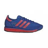 Zapatillas deportivas de corte bajo, color azul con detalles en rojo y suela de goma.