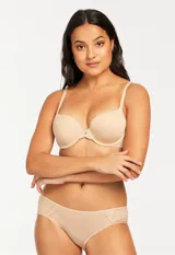 Soutien de lycra color piel, con aro y copa preformada. Breteles fijos regulables.