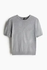 Remera gris de punto fino con cuello redondo y mangas cortas.