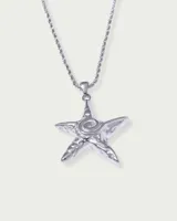 Collar con cadena plateada y dije de estrella de mar con diseño texturizado y espiral en el centro.