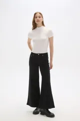 Pantalón de jean azul oscuro, de corte ancho y tiro alto.