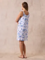 Camisón corto de tejido suave color lila con estampado de manchas difuminadas. Tiene escote redondo con botones y detalle plisado en el pecho.