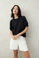 Remera negra de algodón con mangas abullonadas y elástico en la terminación.