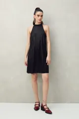 Vestido corto negro con cuello halter y corte recto.
