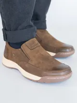 Zapato casual Hush Puppies modelo Consin, color marrón oscuro, de cuero, con cuello acolchado y sistema de calce slip-on.