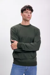 Buzo de punto verde con cuello redondo y mangas largas.