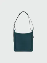 Bandolera Longchamp modelo Le Foulonné, color azul petróleo, de cuero.