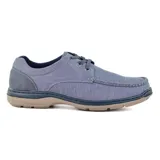 Zapato casual de hombre color celeste, con cordones y suela marrón.