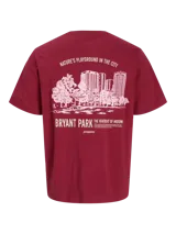 Remera de manga corta y cuello redondo, color rojo tibetano, con ajuste relajado. Presenta un estampado pequeño en el pecho con el texto "BRYANT PARK THE HEARTBEAT OF MIDTOWN".