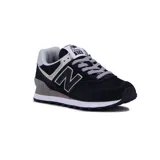 Championes urbanos New Balance modelo ML574EVB, color negro con detalles en gris y blanco, confeccionados en gamuza y malla, con logo "N" característico en los laterales y entresuela ENCAP.