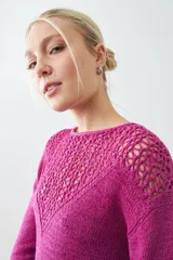 Sweater negro de tejido de punto con calado en la parte superior delantera y en los hombros.