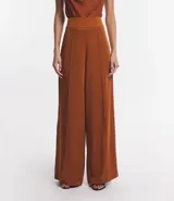 Pantalón pantalona naranja de crepe con cintura alta, corte ancho y costuras verticales en el frente.