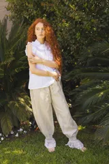 Pantalón de lino color verde oliva, de corte amplio con frunces elásticos en el ruedo.