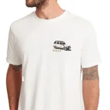 Remera blanca de algodón con estampado pequeño de un vehículo todoterreno y el logo de la marca Roark en el pecho. Corte clásico y mangas cortas.