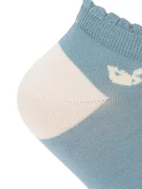 Calcetines tobilleros color celeste con talón y puntera en color crema. Presentan un pequeño bordado de un cisne y un borde con volados.