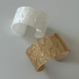 Pulsera rígida de acrílico con diseño marmoleado.