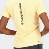 Remera deportiva de manga corta New Balance modelo Impact Run AT N-Vent, color naranja claro. Confeccionada con tecnología NB ICEx para secado rápido y tejido N-Vent que aumenta la transpirabilidad al mojarse. Presenta un ajuste atlético y un pequeño parche con el logo de la marca en el centro del pecho.