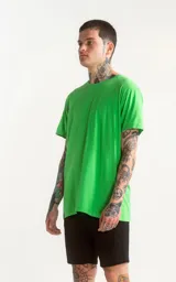 Remera verde de algodón pima peruano, de corte slim fit y cuello redondo.