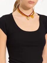 Remera negra ajustada al cuerpo, de mangas cortas y escote redondo amplio.