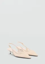 Zapato de tacón kitten color negro, con puntera fina, tejido de malla y cierre de hebilla.