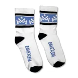 Par de medias blancas con detalles en azul y negro. Presentan el logo de la marca en el tobillo y un diseño geométrico en la parte superior.