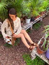 Sandalias de cuero color camel con plataforma y doble tira ancha con hebilla.