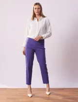 Pantalón recto color verde agua, marca Zac & Rachel, confeccionado en gabardina elastizada. Tiene pretina ancha con faja interna modeladora, bolsillos simulados en la parte delantera y bolsillos ojal en la parte trasera.